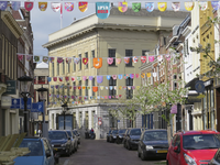 906238 Gezicht over het Oudkerkhof te Utrecht, waar vlaggetjes opgehangen zijn ter gelegenheid van de viering van de ...
